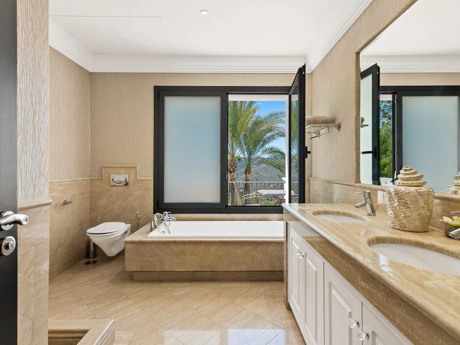 Villa for sale in Benahavis