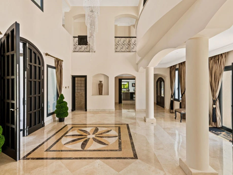 Villa for sale in Benahavis