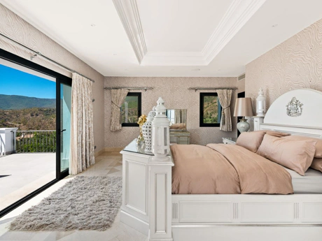 Villa for sale in Benahavis