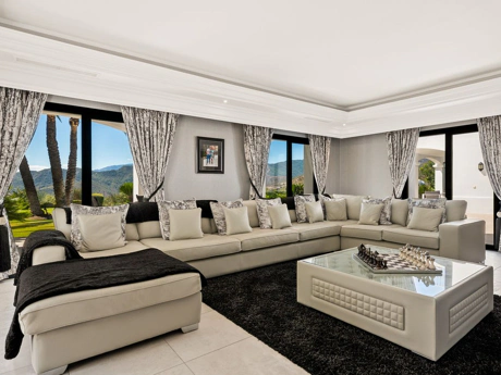 Villa for sale in Benahavis