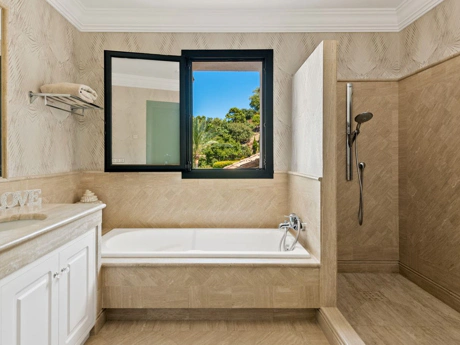 Villa for sale in Benahavis