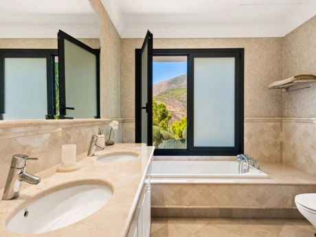 Villa for sale in Benahavis