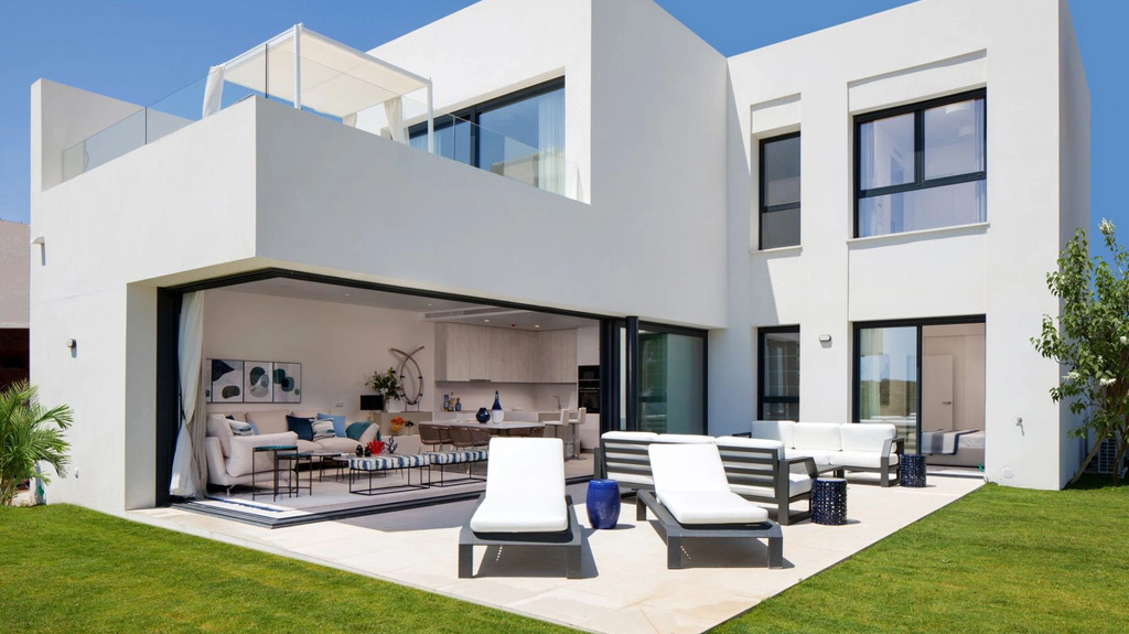 Villa for sale in Estepona