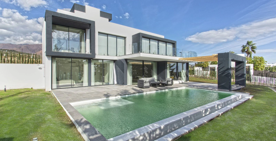 Villa for sale in Estepona