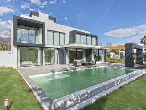 Villa for sale in Estepona