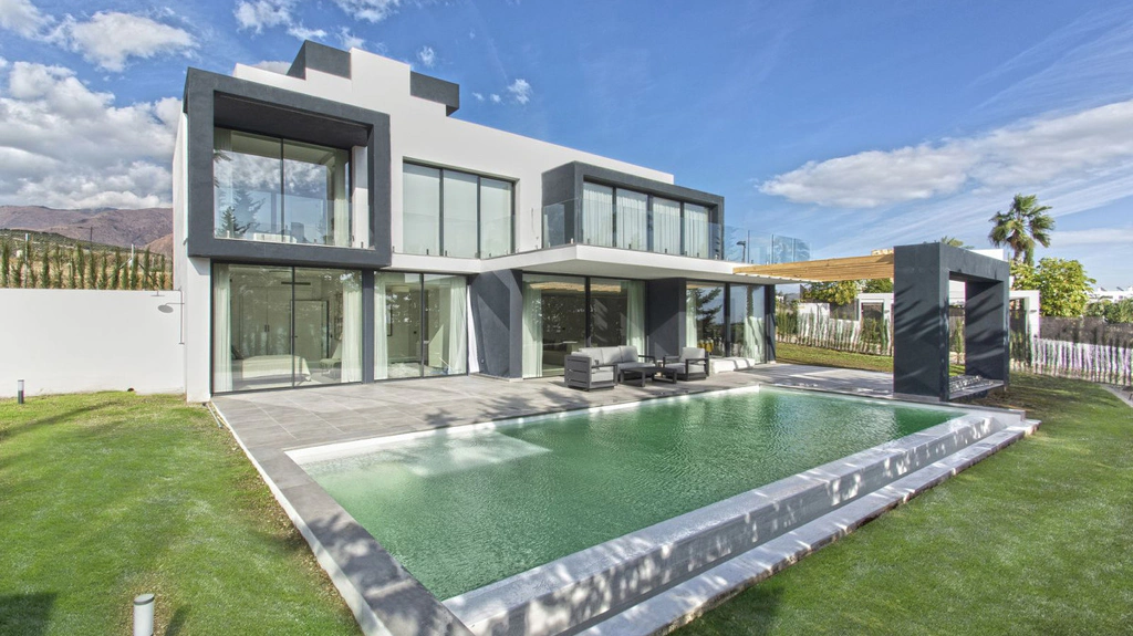 Villa for sale in Estepona