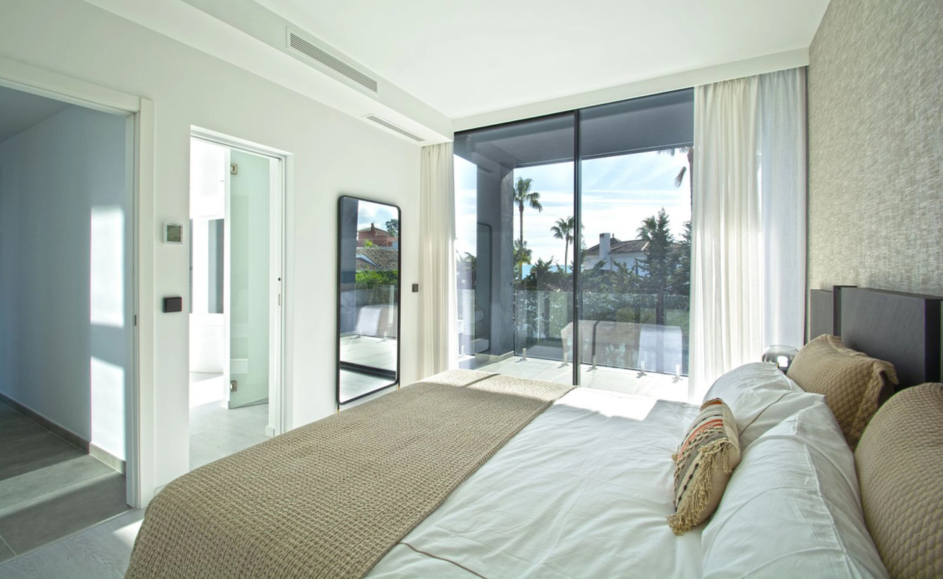 Villa for sale in Estepona