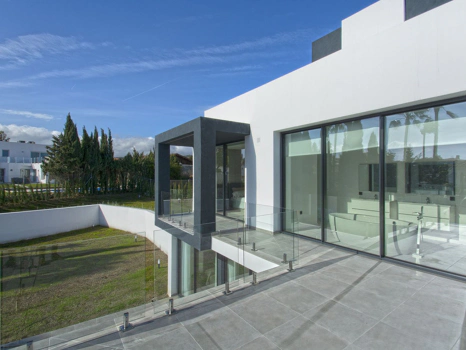 Villa for sale in Estepona