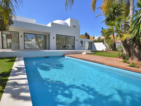 Villa for sale in Nueva Andalucia, Marbella
