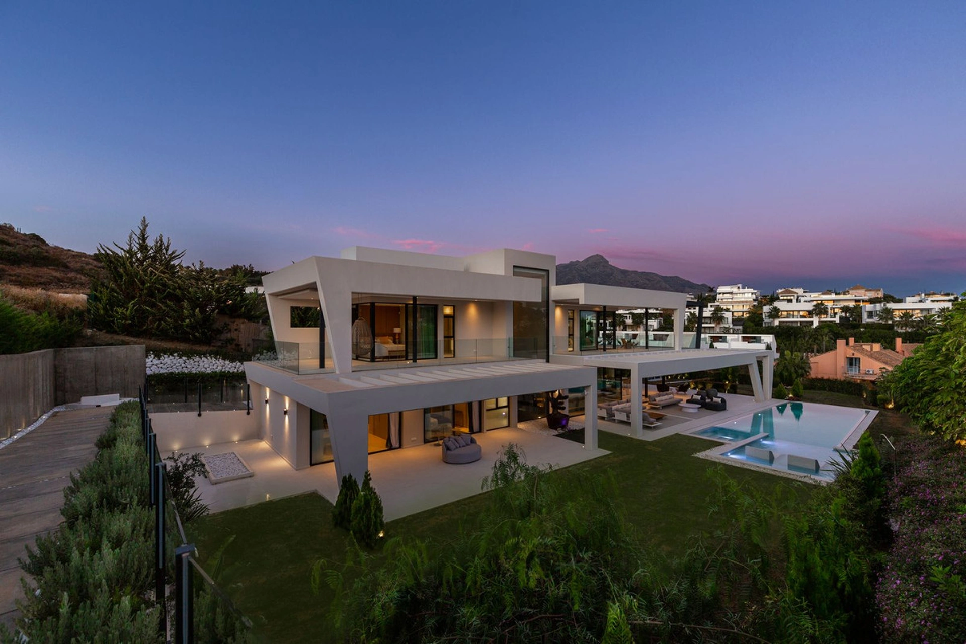 Villa for sale in Nueva Andalucia, Marbella