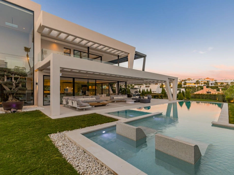 Villa for sale in Nueva Andalucia, Marbella