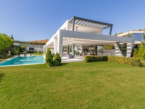 Villa for sale in Nueva Andalucia, Marbella