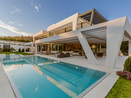 Villa for sale in Nueva Andalucia, Marbella