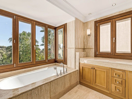 Villa for sale in Benahavis