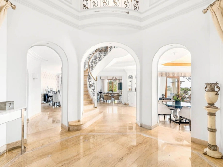 Villa for sale in Benahavis