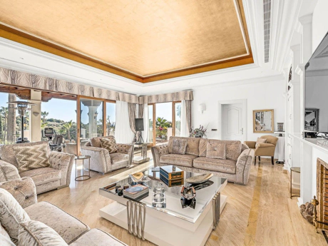 Villa for sale in Benahavis