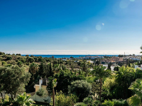 Villa for sale in Benahavis