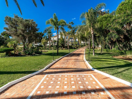 Villa for sale in Benahavis