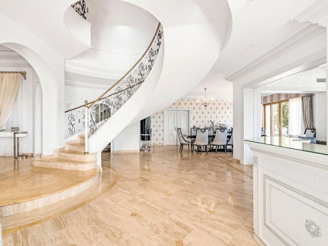 Villa for sale in Benahavis