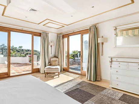 Villa for sale in Benahavis