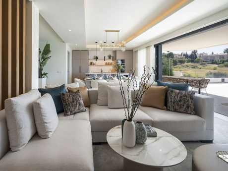 Villa for sale in Benahavis