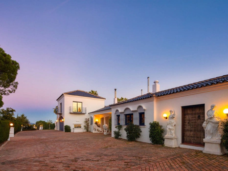 Villa for sale in Benahavis
