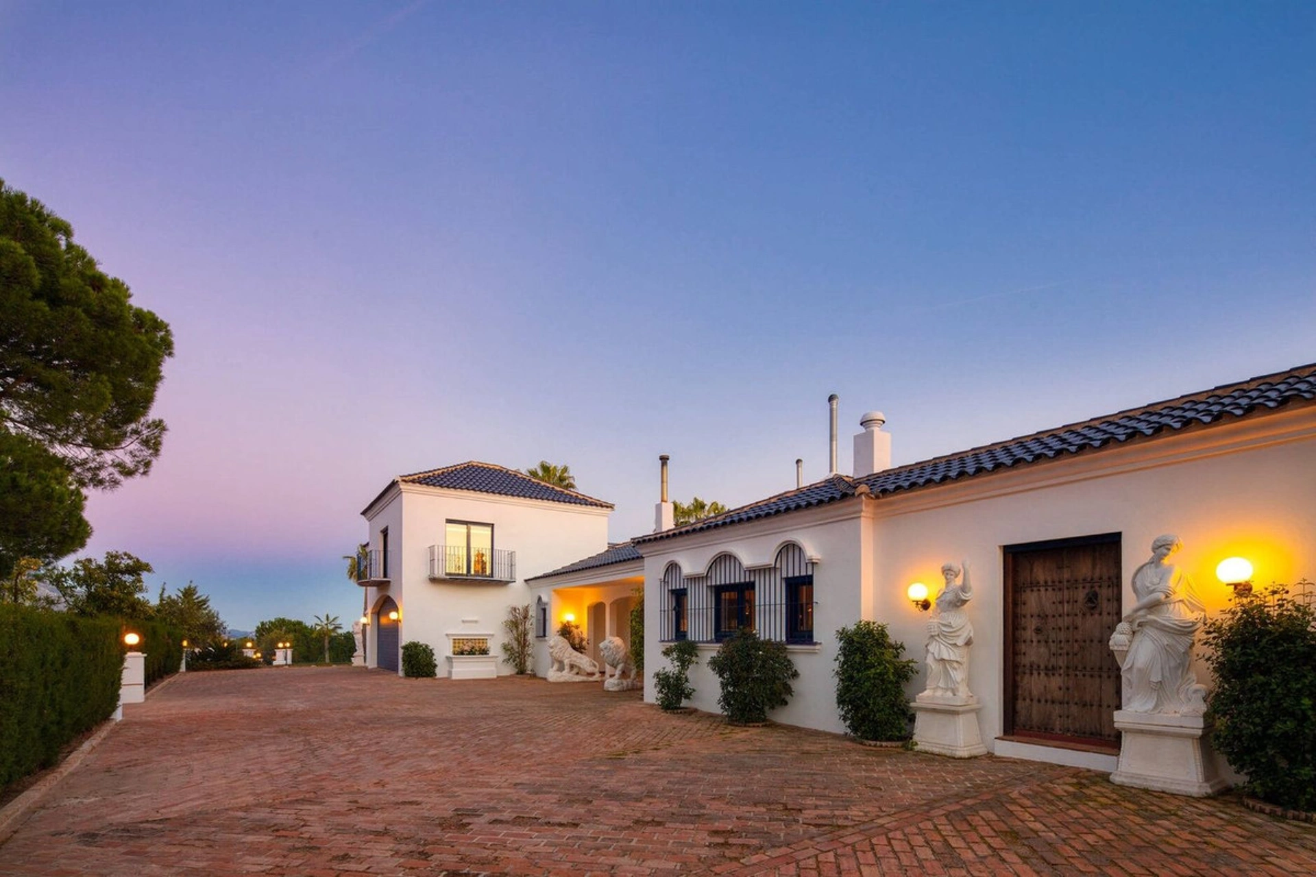 Villa for sale in Benahavis