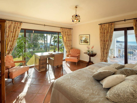 Villa for sale in Benahavis