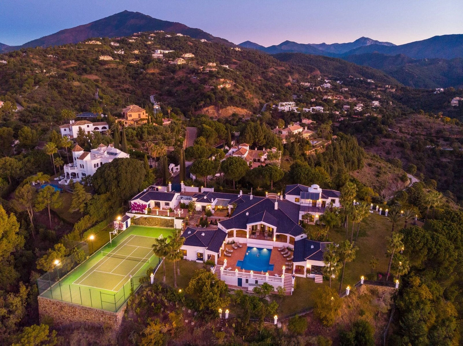 Villa for sale in Benahavis