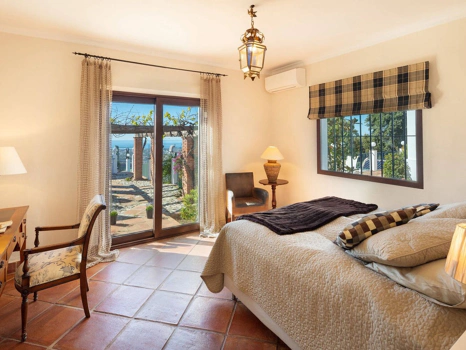 Villa for sale in Benahavis