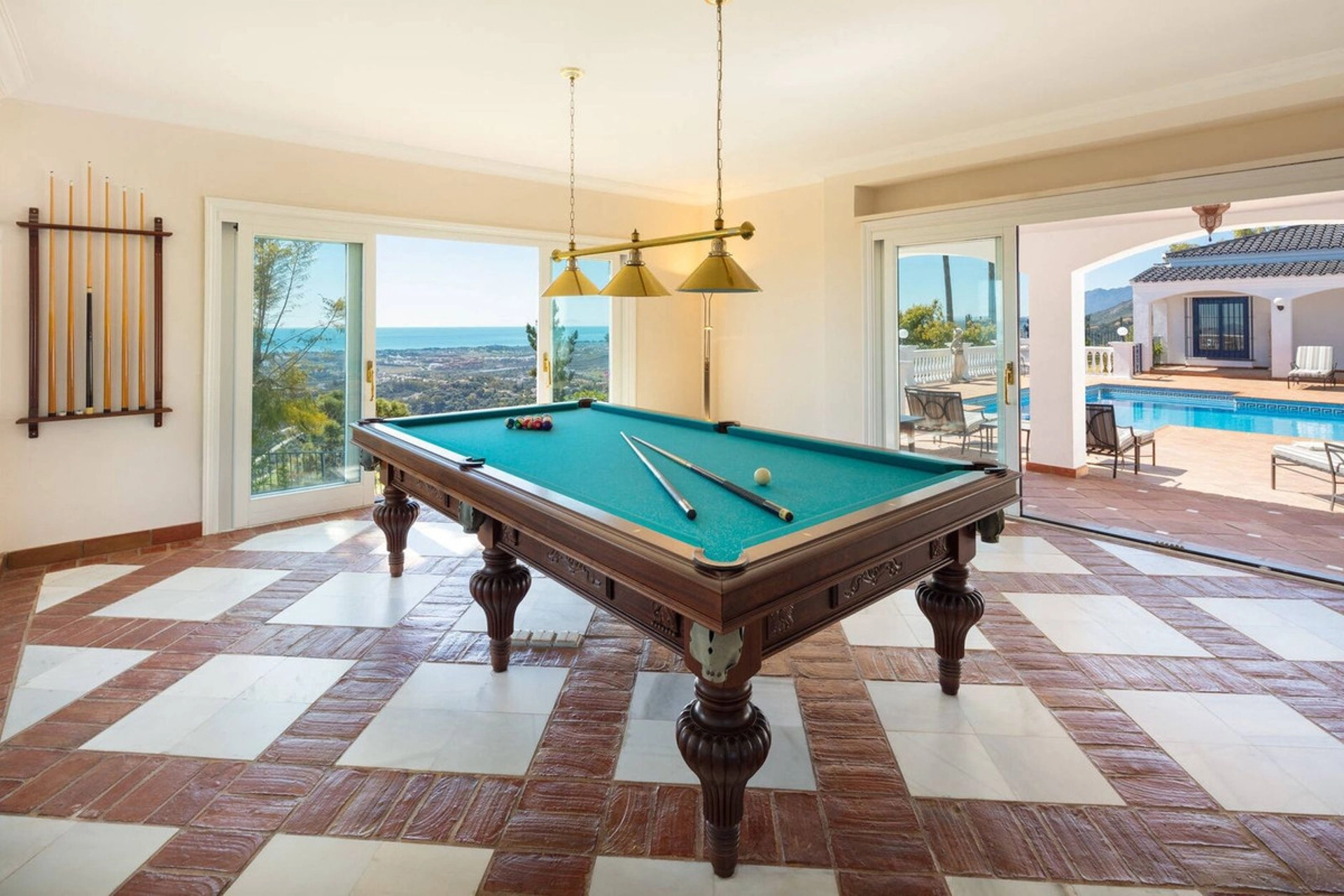 Villa for sale in Benahavis