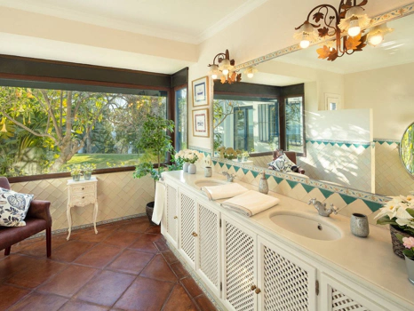 Villa for sale in Benahavis