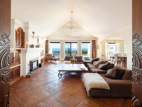 Villa for sale in Benahavis