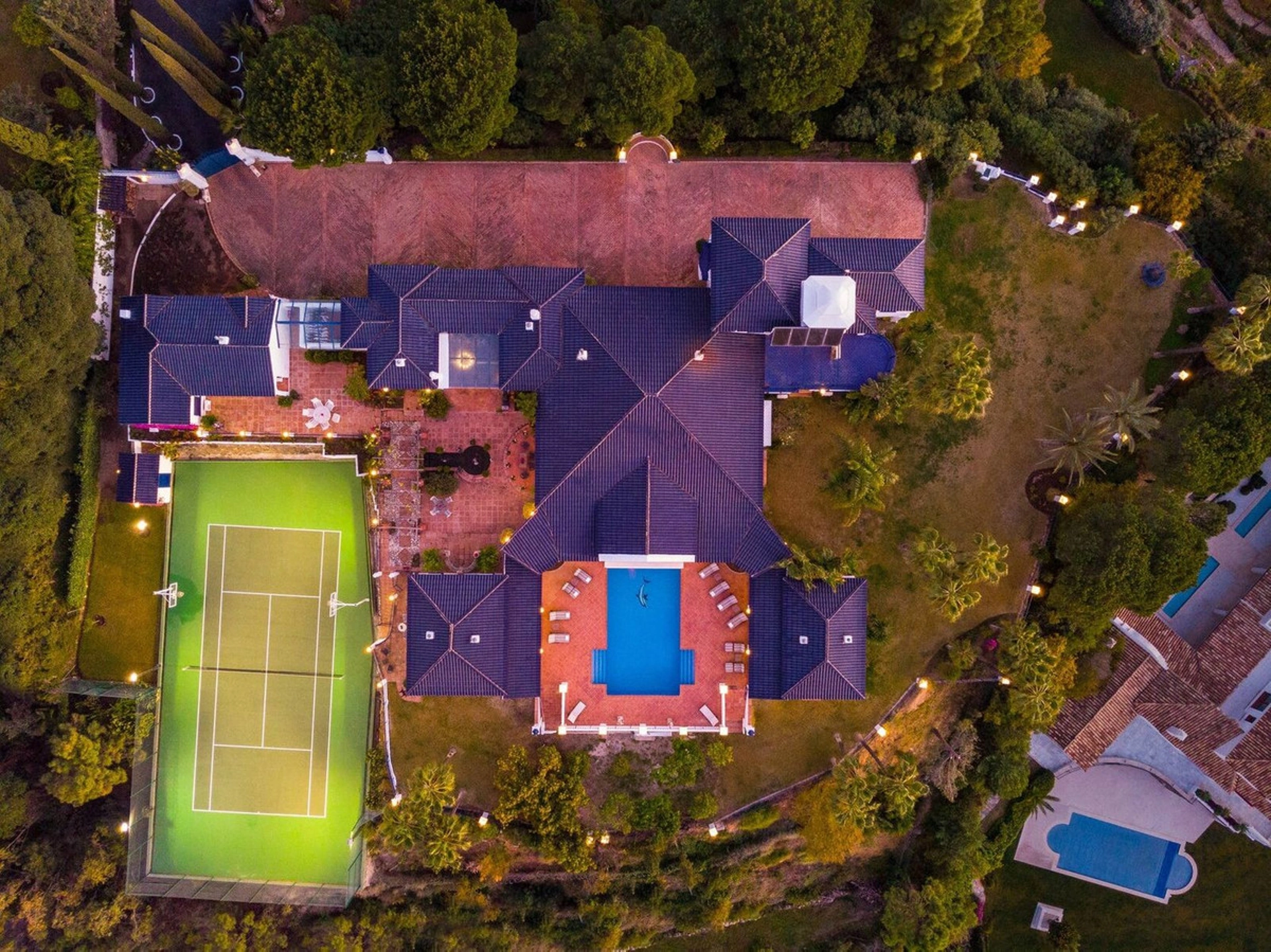 Villa for sale in Benahavis