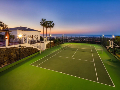 Villa for sale in Benahavis