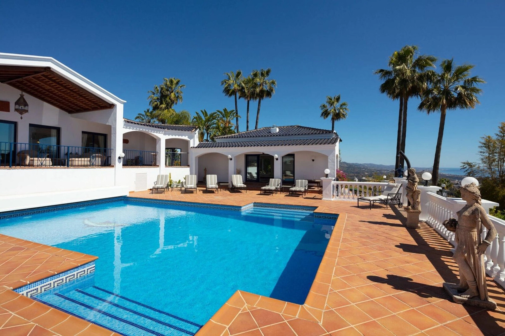 Villa for sale in Benahavis