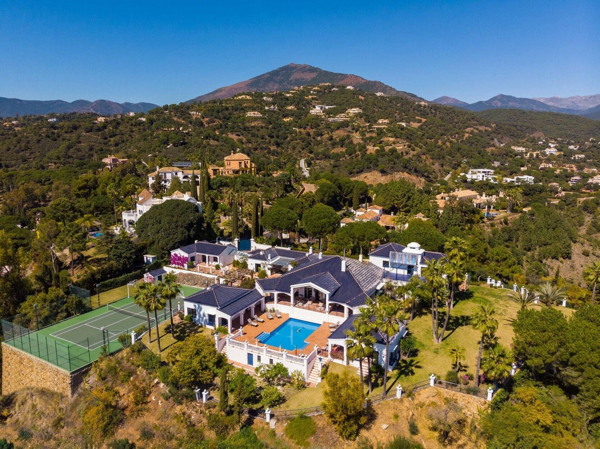 Villa for sale in Benahavis