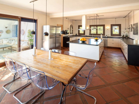 Villa for sale in Benahavis