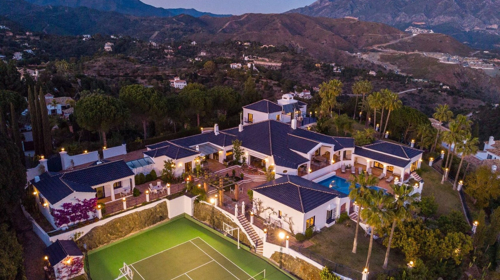 Villa for sale in Benahavis