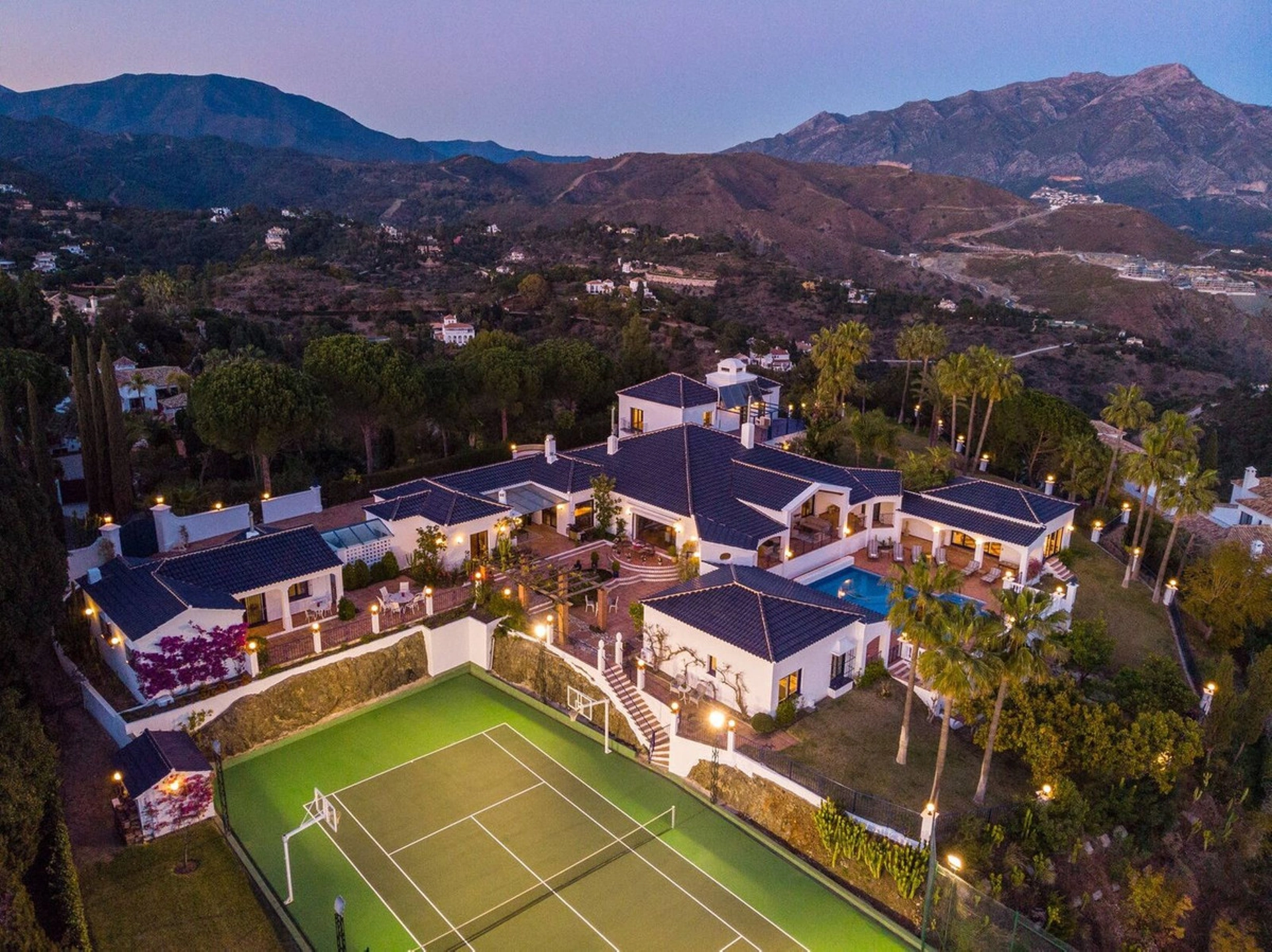 Villa for sale in Benahavis