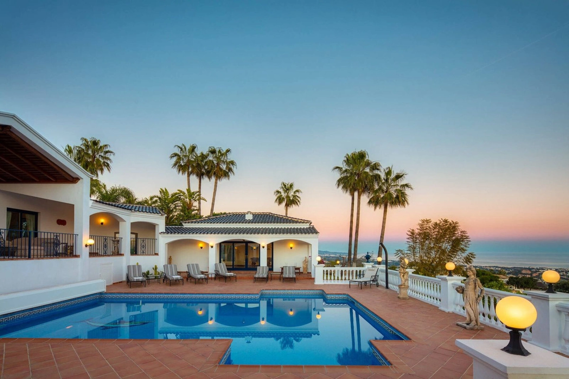 Villa for sale in Benahavis