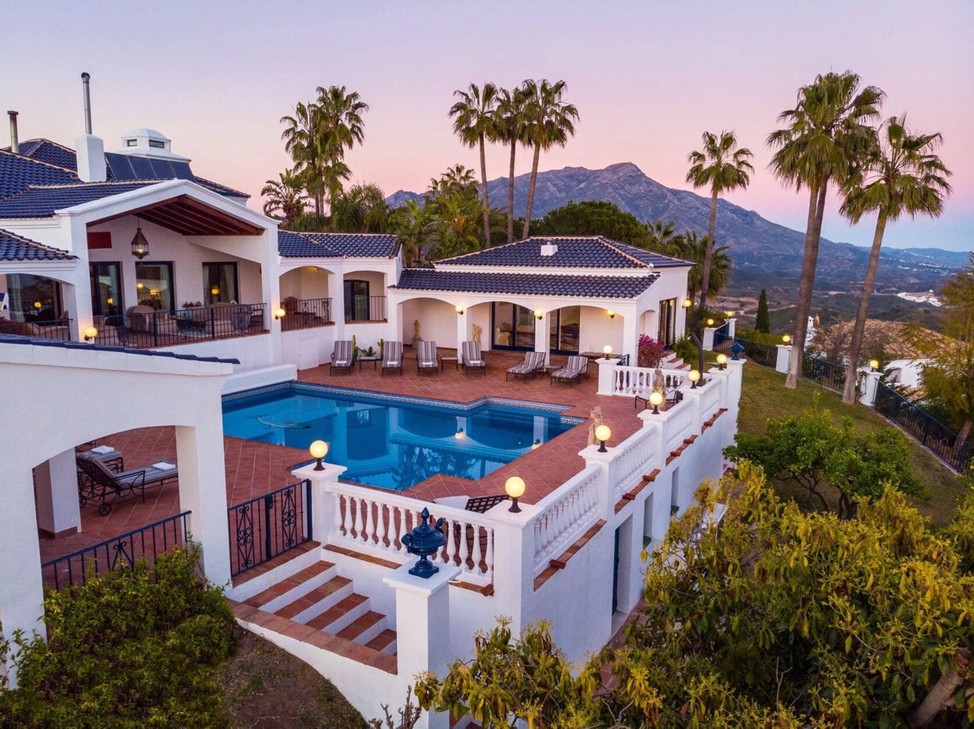 Villa for sale in Benahavis