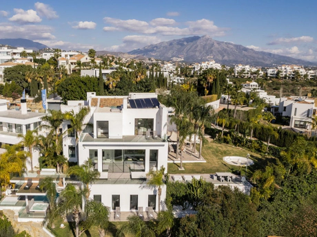 Villa for sale in Benahavis