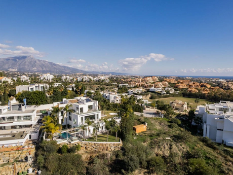 Villa for sale in Benahavis