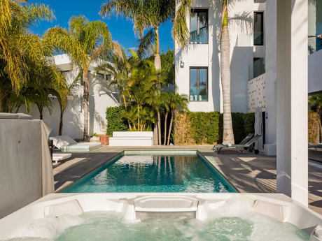 Villa for sale in Benahavis