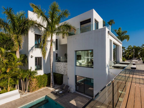 Villa for sale in Benahavis