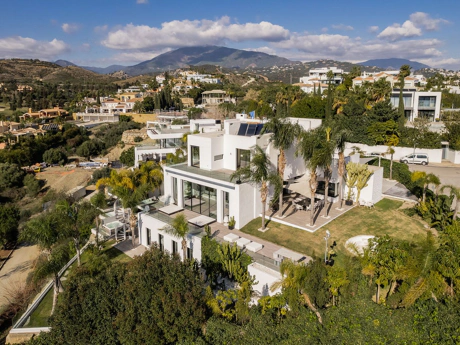 Villa for sale in Benahavis