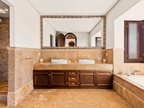 Villa for sale in Benahavis