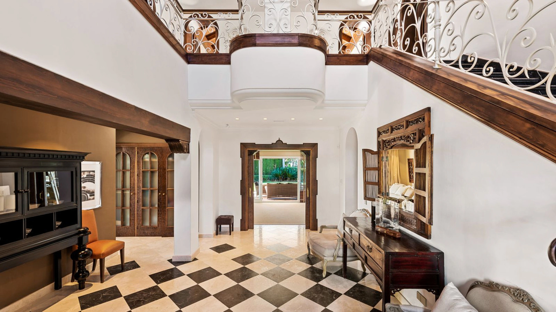 Villa for sale in Benahavis