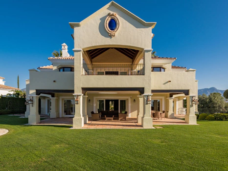 Villa for sale in Benahavis